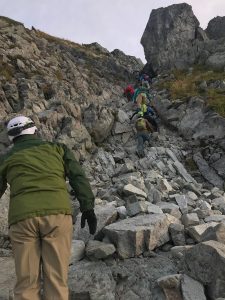 前劔手前の大岩近くのガレ場を登る